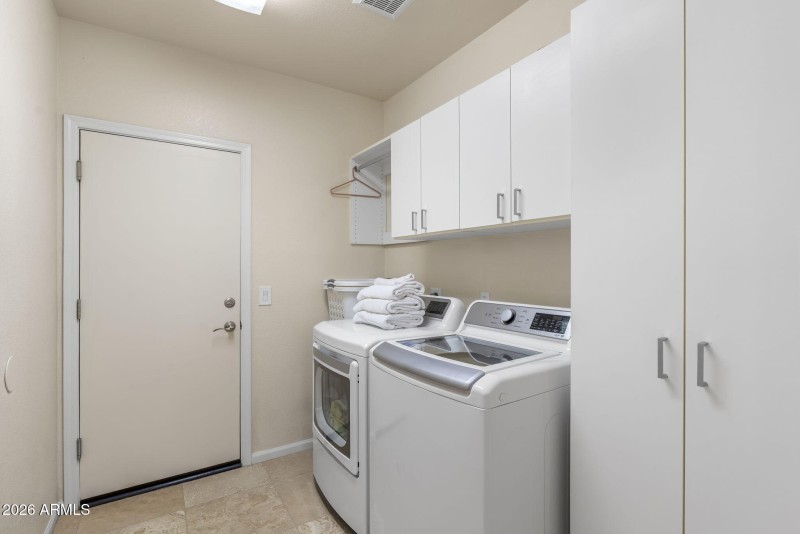 Laundry w/built-in storage