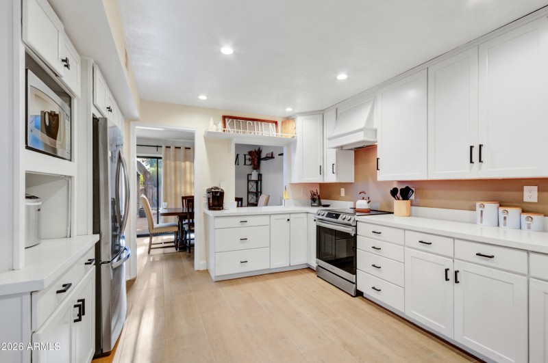 007_Kitchen to Dining Room