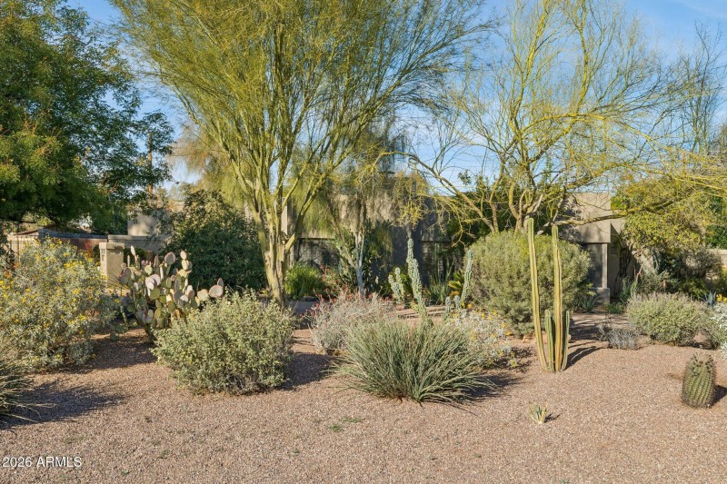 2-web-or-mls-146-e-mariposa-st