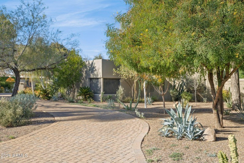 3-web-or-mls-146-e-mariposa-st