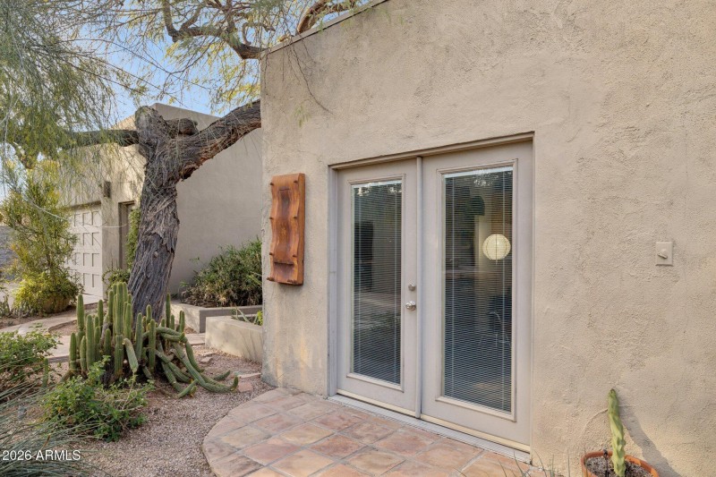 6-web-or-mls-146-e-mariposa-st