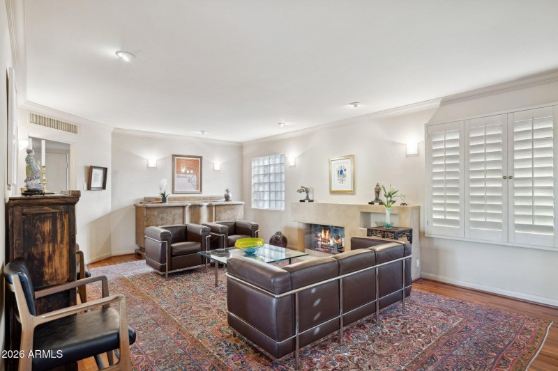 9-web-or-mls-146-e-mariposa-st