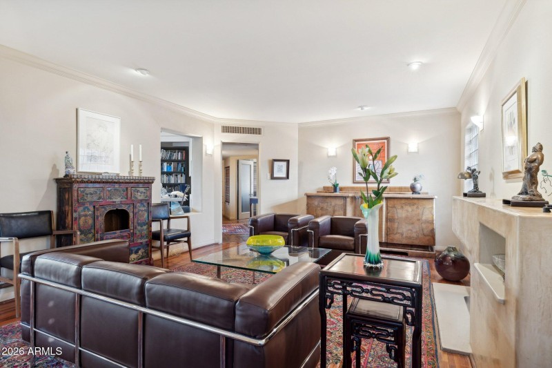 10-web-or-mls-146-e-mariposa-st