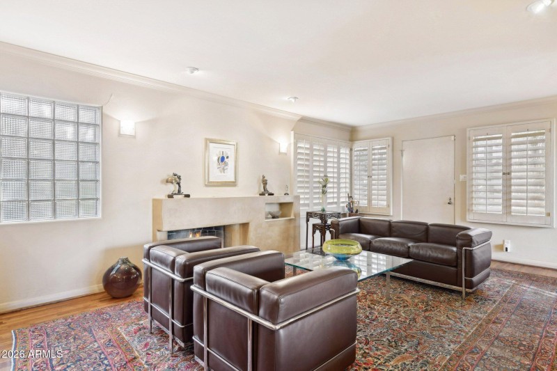 11-web-or-mls-146-e-mariposa-st