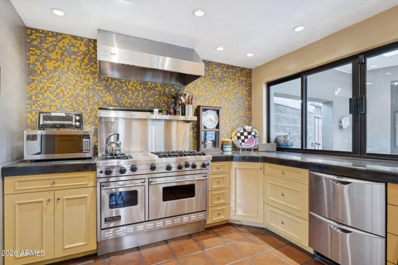 18-web-or-mls-146-e-mariposa-st