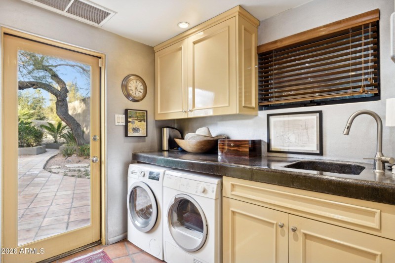 22-web-or-mls-146-e-mariposa-st