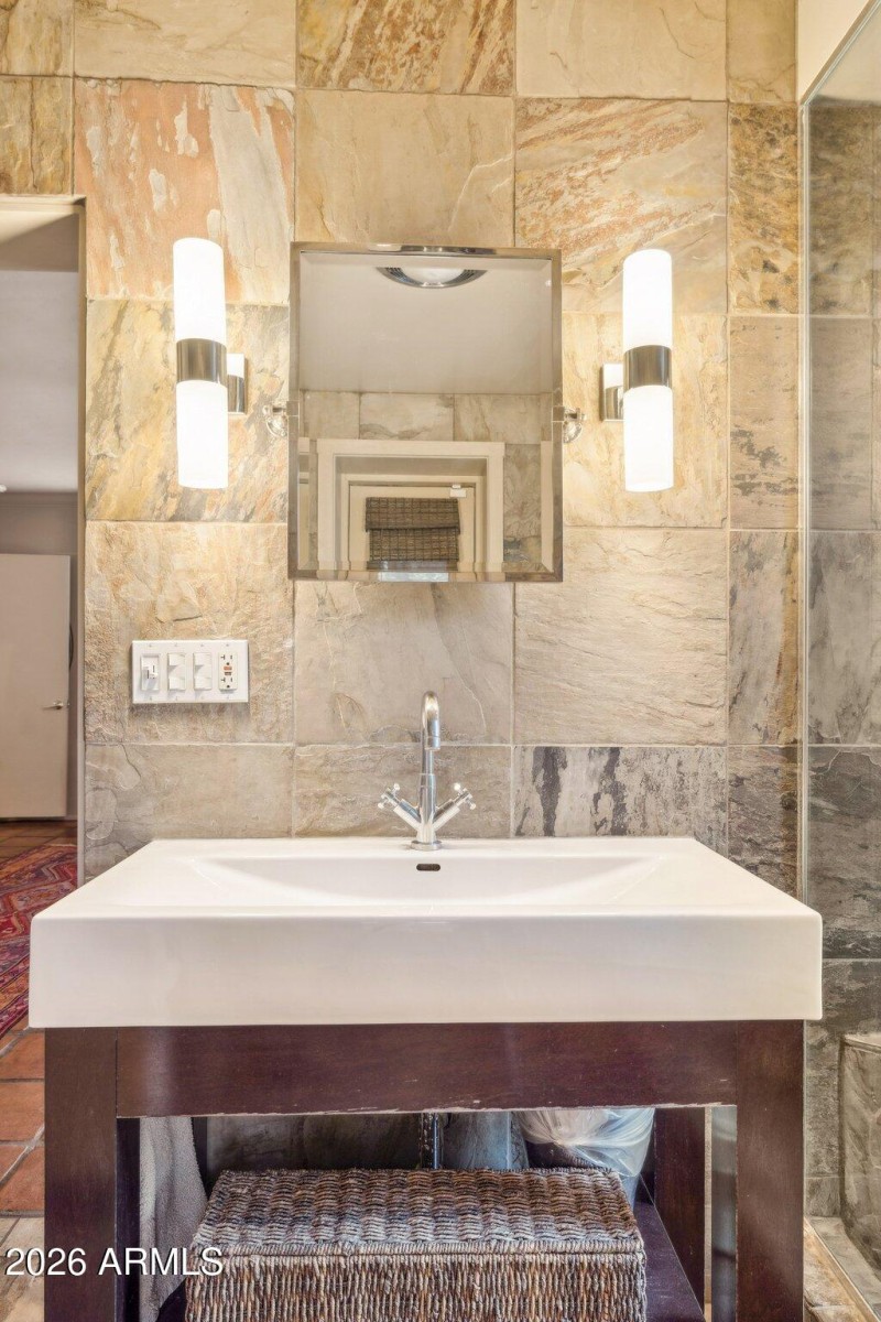 30-web-or-mls-146-e-mariposa-st