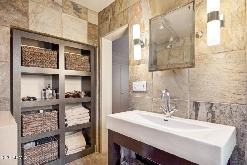 31-web-or-mls-146-e-mariposa-st