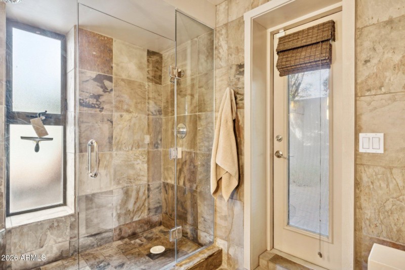 32-web-or-mls-146-e-mariposa-st