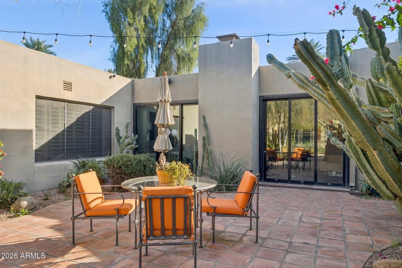 50-web-or-mls-146-e-mariposa-st