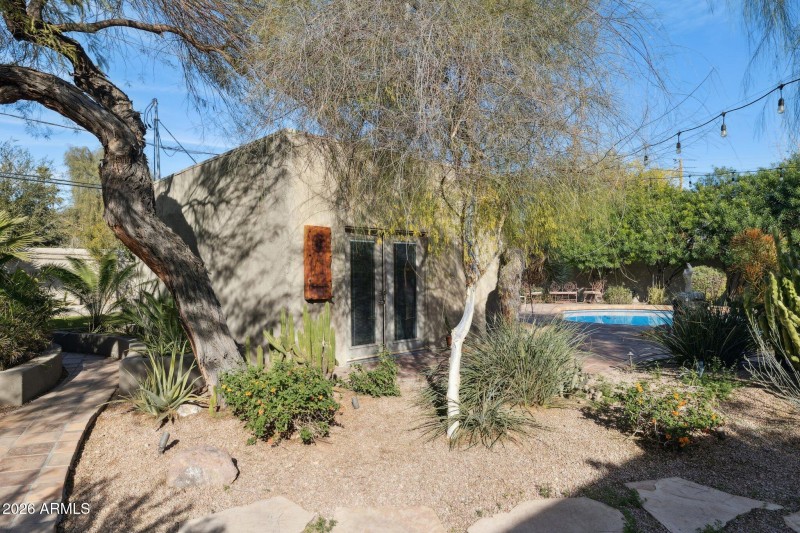 64-web-or-mls-146-e-mariposa-st