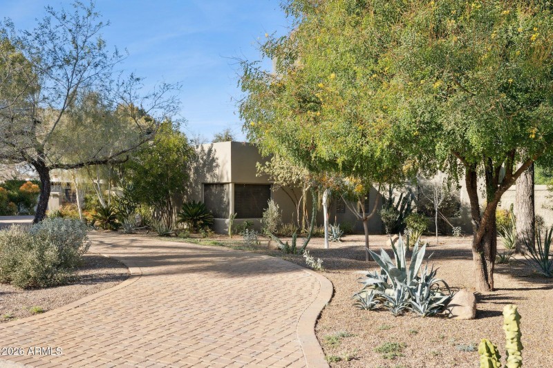 75-web-or-mls-146-e-mariposa-st