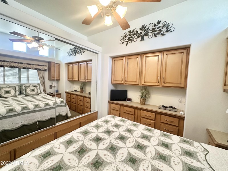 GRAND MIRRORED CLOSET