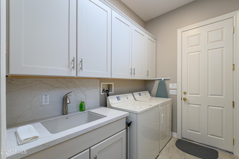 Laundry W/Sink & Cabinets