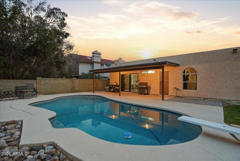 49-12627 S 38th Pl_RedHogMedia