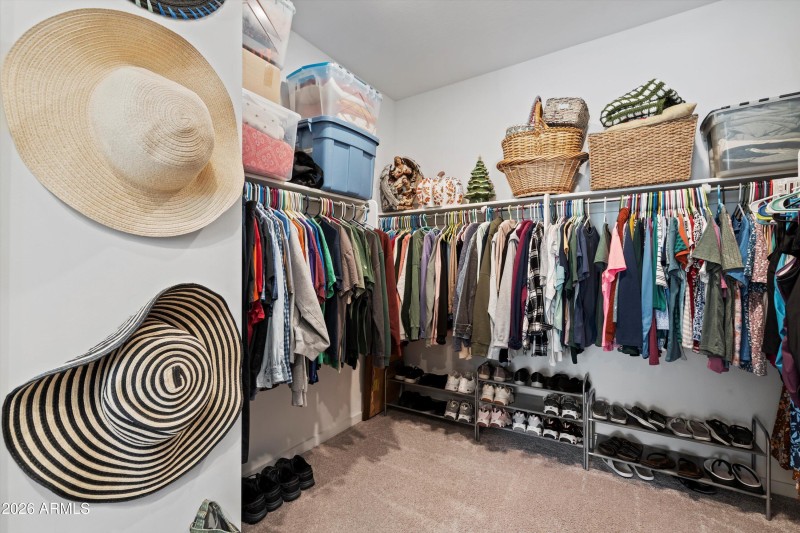 23-Walk-in Closet