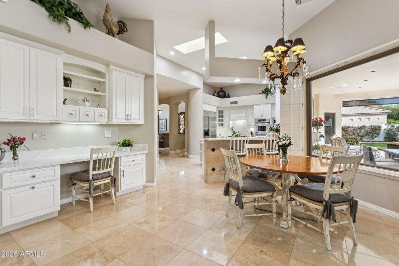 Eat-in Kitchen/Office Nook