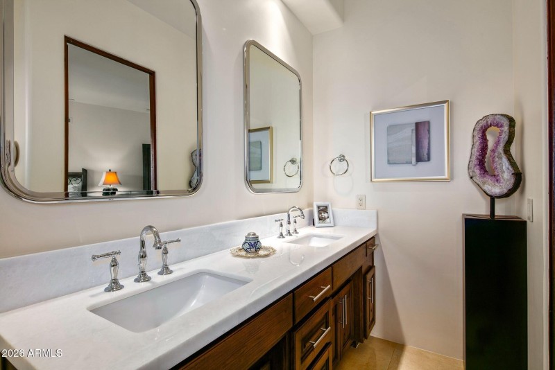 043_Guest Ensuite 1 Double Vanity