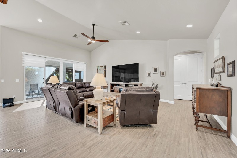 565 W Perkins St-14_(2048)