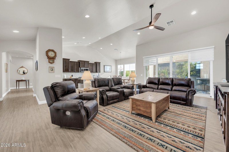 565 W Perkins St-19_(2048)