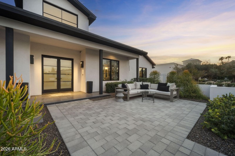 Front Courtyard Seating