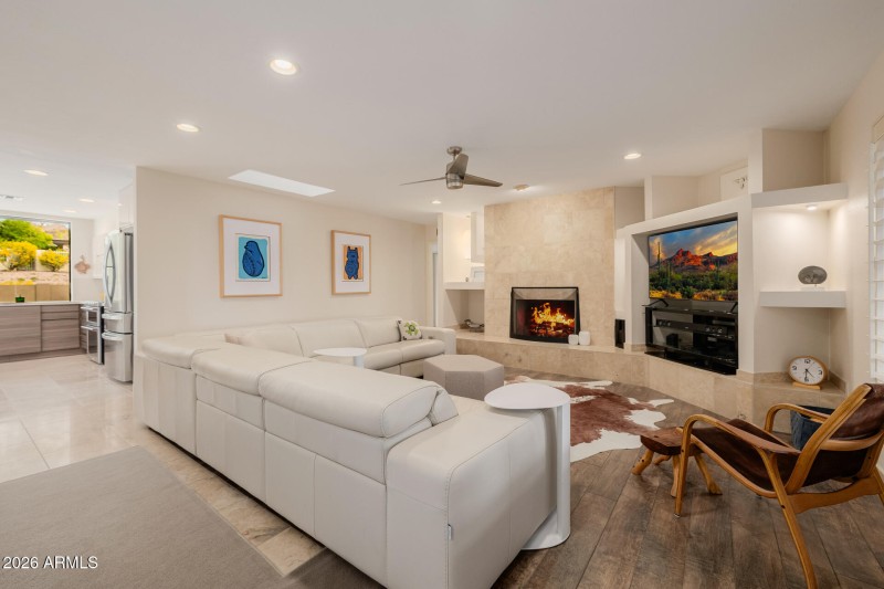 Living Room w Fireplace