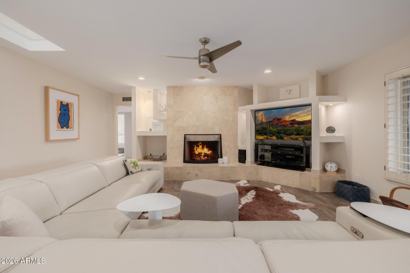 Living Room w Fireplace