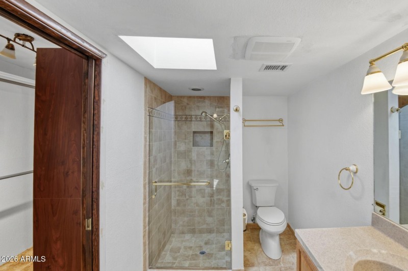 Main Bathroom1 Apache