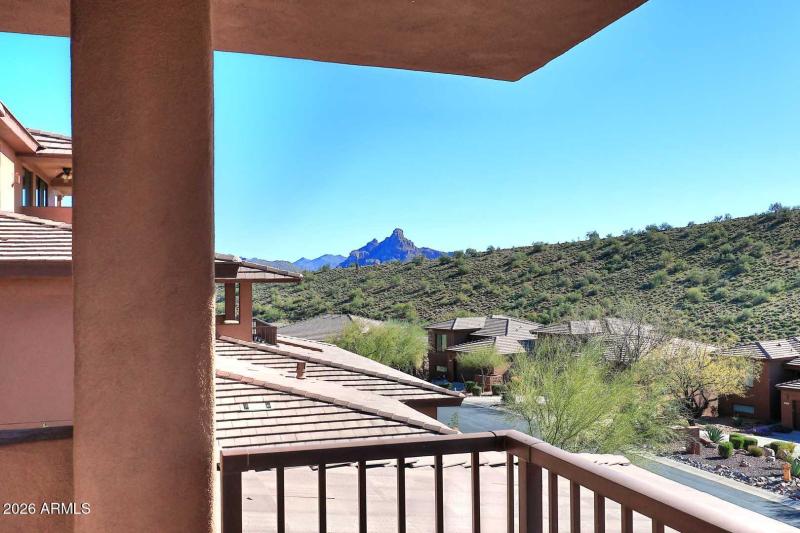 Covered Balcony-Red Mountain View