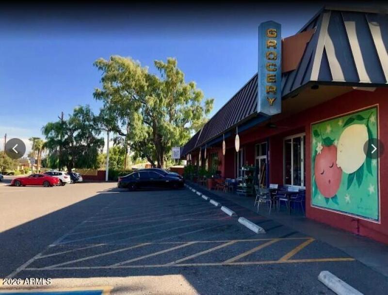 La Grande Orange is 6 minutes away!