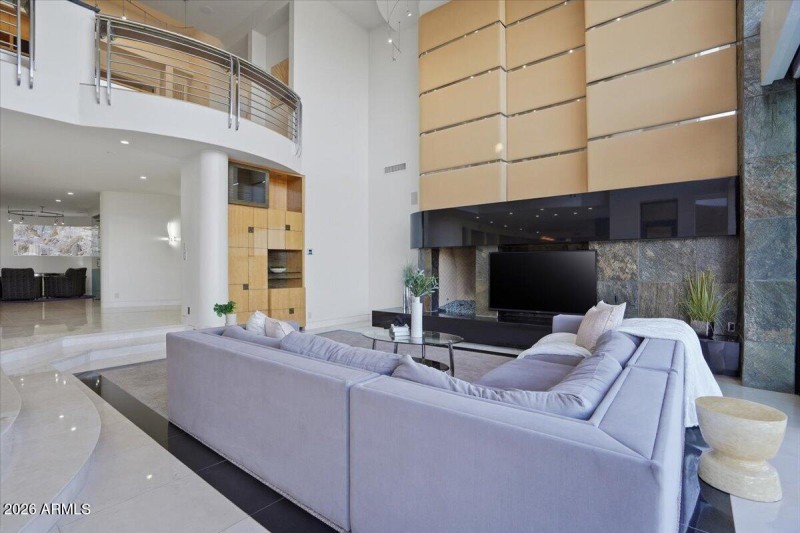 025-4550 E Foothill Dr_RedHogMedia]