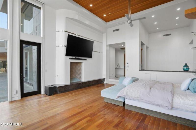 044-4550 E Foothill Dr_RedHogMedia]