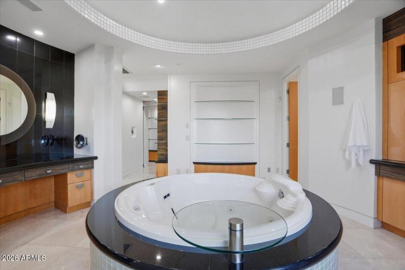 050-4550 E Foothill Dr_RedHogMedia]