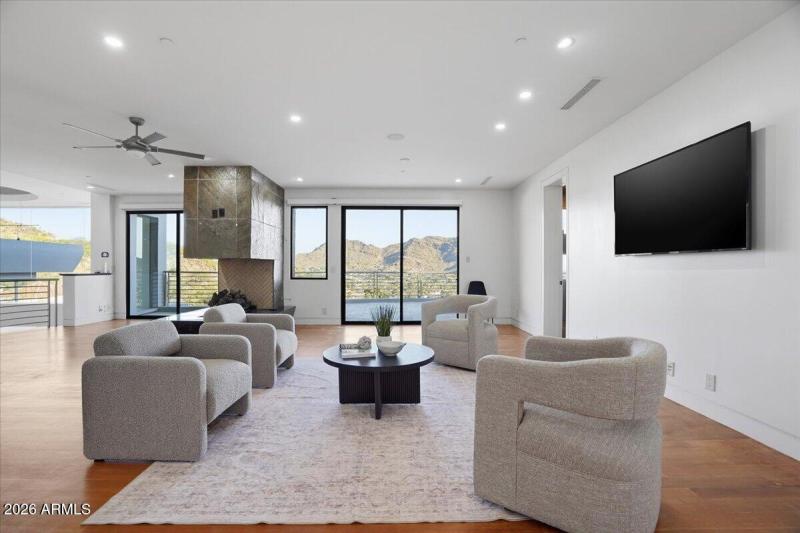 057-4550 E Foothill Dr_RedHogMedia]