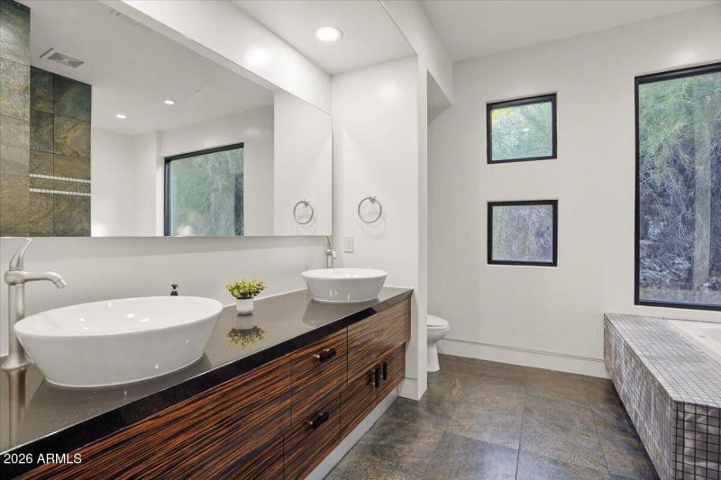 067-4550 E Foothill Dr_RedHogMedia]