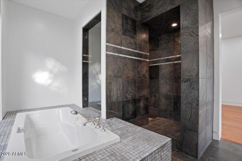 068-4550 E Foothill Dr_RedHogMedia]