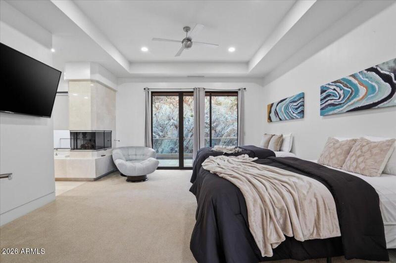 069-4550 E Foothill Dr_RedHogMedia]