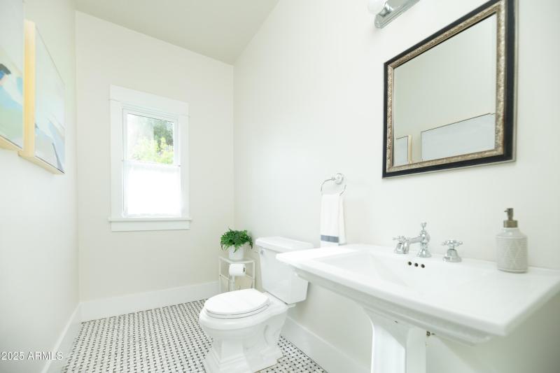 21 Powder Room (Ground Floor)