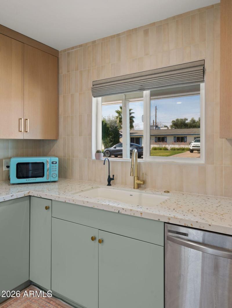 13-web-or-mls-Kitchen1