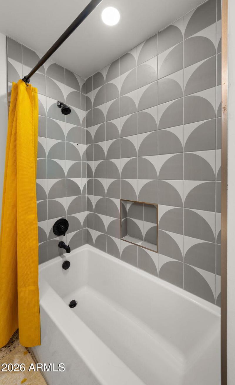 23-web-or-mls-Full Bathroom1