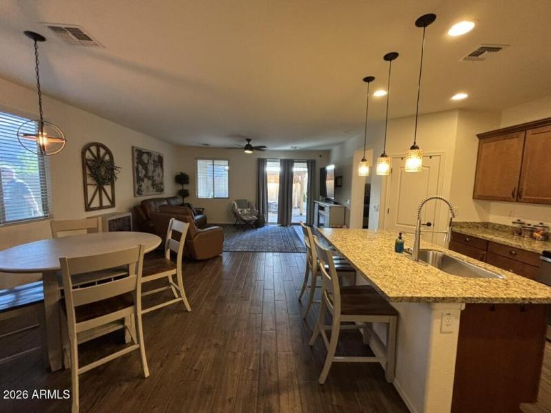 79B8AAE0-0EED-4726-9E51-F8E97BC0EAF2_1_1