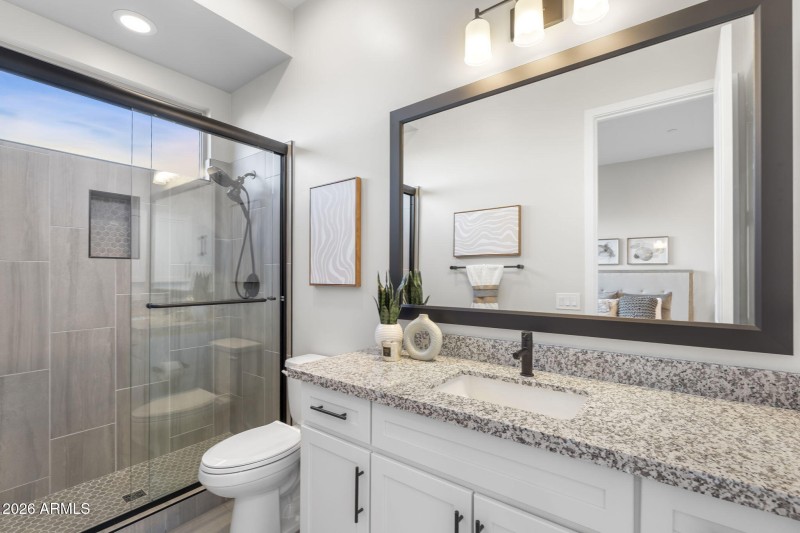 Ensuite Bath w Walk-In Shower