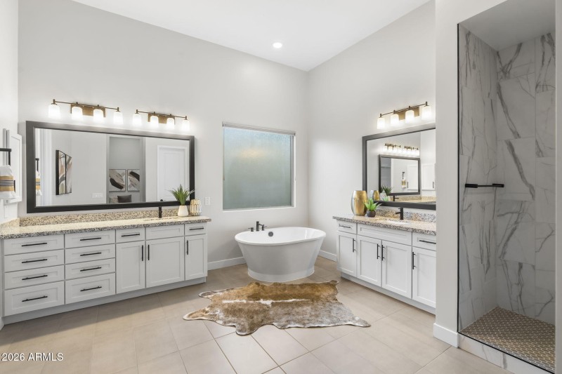 Primary Bath w Soaking Tub