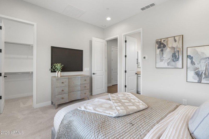 Ensuite Bedroom w Large Walk-In Closet