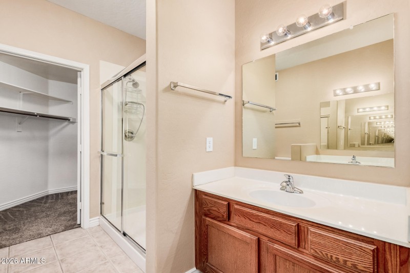 Primary en-suite with walk in closet