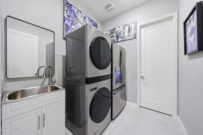 LAUNDRY ROOM DOWNSTAIRS