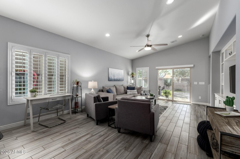 Great room w/ vaulted ceilings