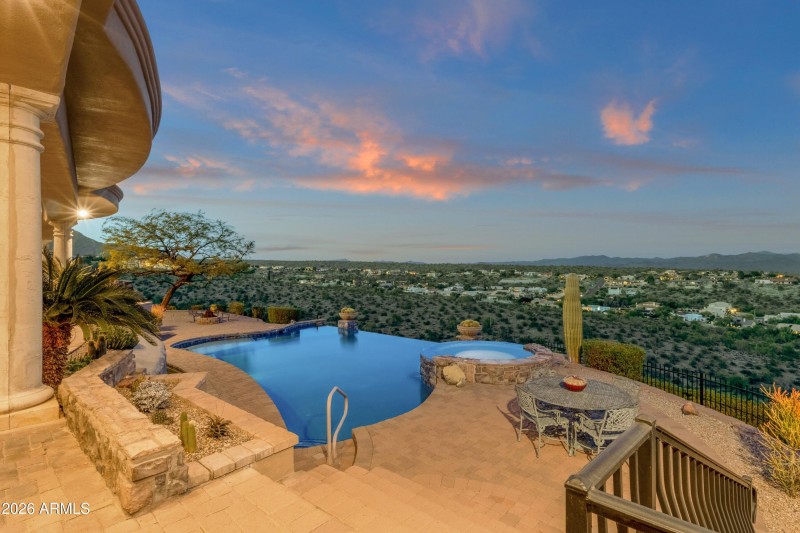 074_Stairs to Lower Level