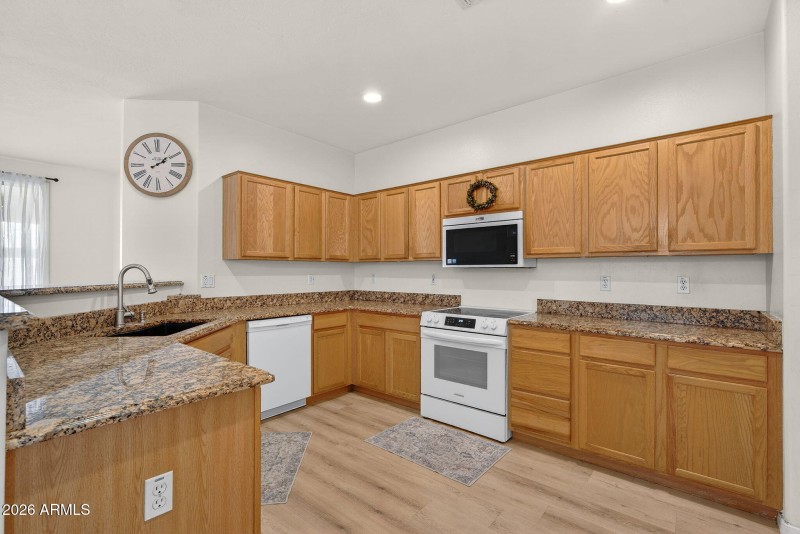 6-web-or-mls-25-E Lark Ct