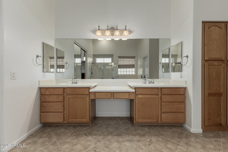 mstr dual sinks-makeup area